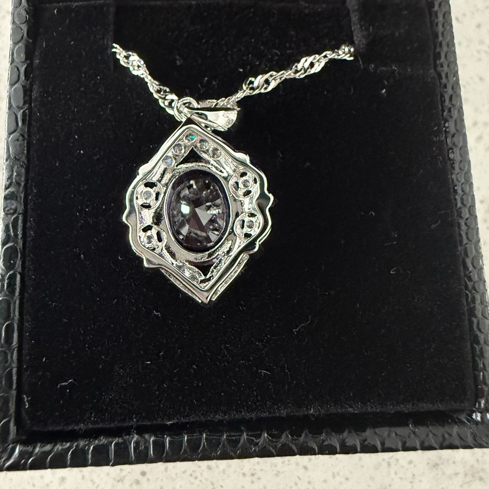 NWOT-Elegant Silver and Purple Pendant Necklace - Picture 3 of 5